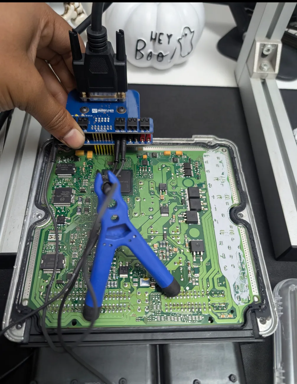 ECU connected to Autotuner for bench tuning